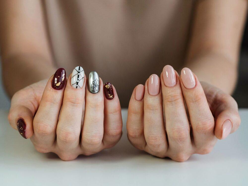 efekt manicure kombinowanego na paznokciach