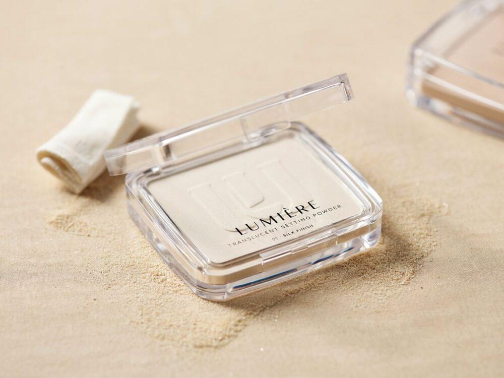 transparentny puder do twarzy